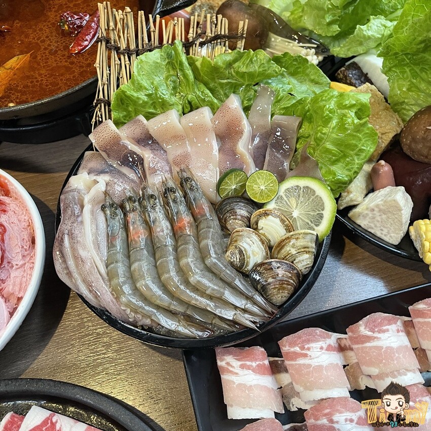 真正的火鍋冰火五重天😱 318元起免收服務費在超豪華環境下就可以享用超值鍋物😘