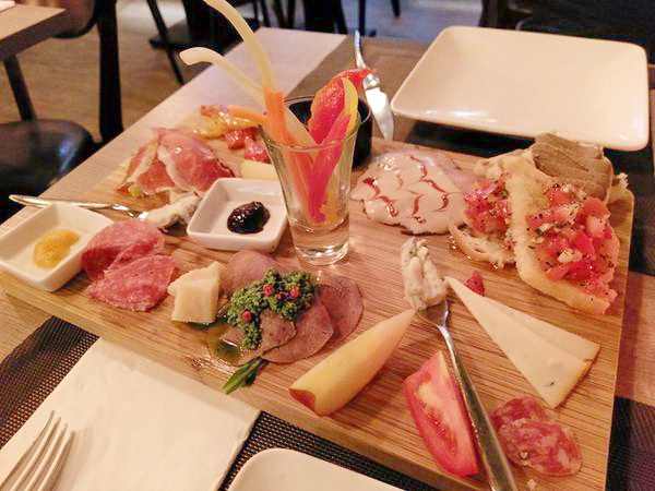 La Piola Taipei 義大利餐廳：La Piola Taipei 義大利餐廳-台北巷弄內的義式餐館 餐點很正統 主廚好親切 聖誕節快到了 趕快帶著另一半去用餐