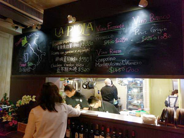 La Piola Taipei 義大利餐廳：La Piola Taipei 義大利餐廳-台北巷弄內的義式餐館 餐點很正統 主廚好親切 聖誕節快到了 趕快帶著另一半去用餐