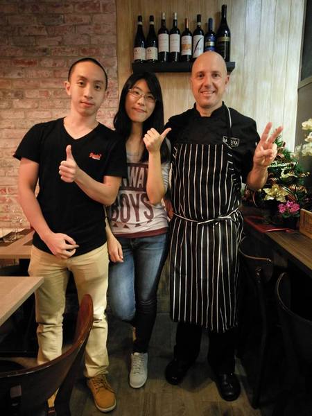 La Piola Taipei 義大利餐廳：La Piola Taipei 義大利餐廳-台北巷弄內的義式餐館 餐點很正統 主廚好親切 聖誕節快到了 趕快帶著另一半去用餐