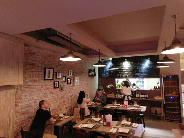 La Piola Taipei 義大利餐廳：La Piola Taipei 義大利餐廳-台北巷弄內的義式餐館 餐點很正統 主廚好親切 聖誕節快到了 趕快帶著另一半去用餐