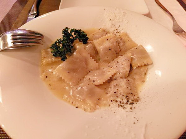 La Piola Taipei 義大利餐廳：La Piola Taipei 義大利餐廳-台北巷弄內的義式餐館 餐點很正統 主廚好親切 聖誕節快到了 趕快帶著另一半去用餐