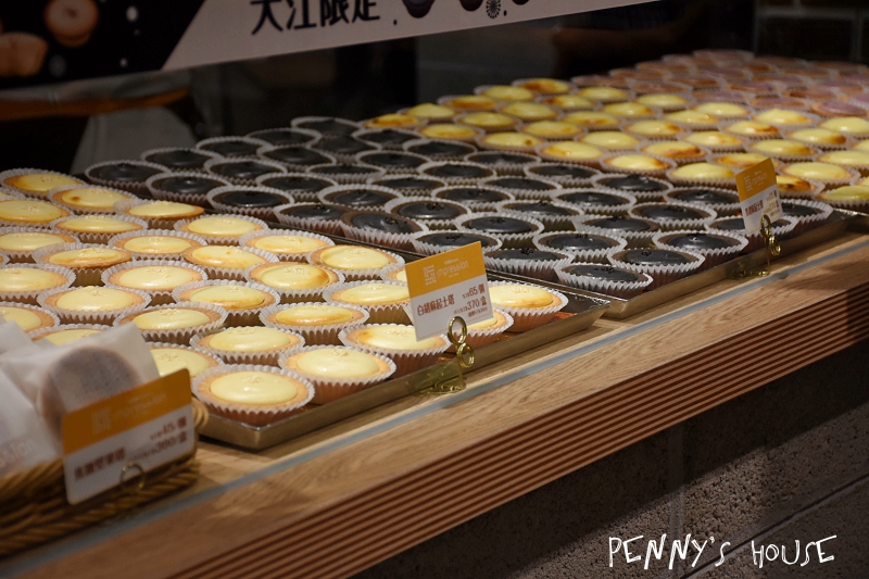 【中壢甜點】安普蕾修起士塔新口味!! 10/2~10/8 黑白胡麻系列第二盒半價 - 中壢大江購物中心