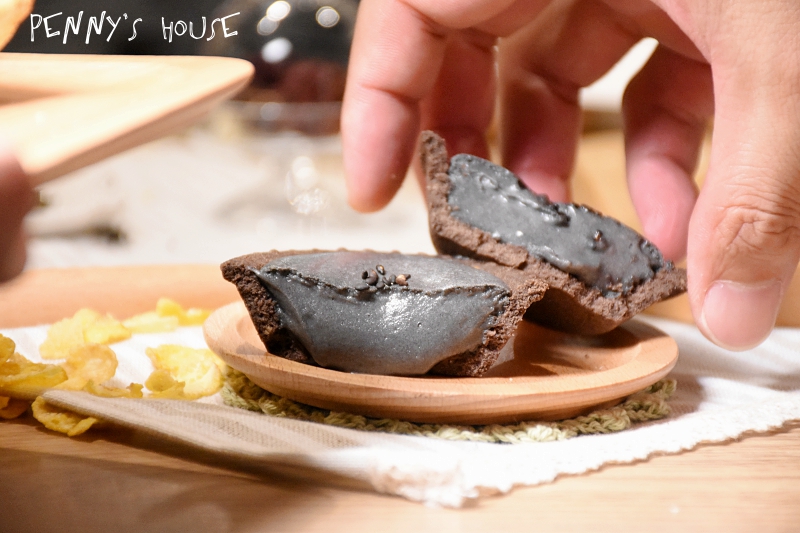 【中壢甜點】安普蕾修起士塔新口味!! 10/2~10/8 黑白胡麻系列第二盒半價 - 中壢大江購物中心