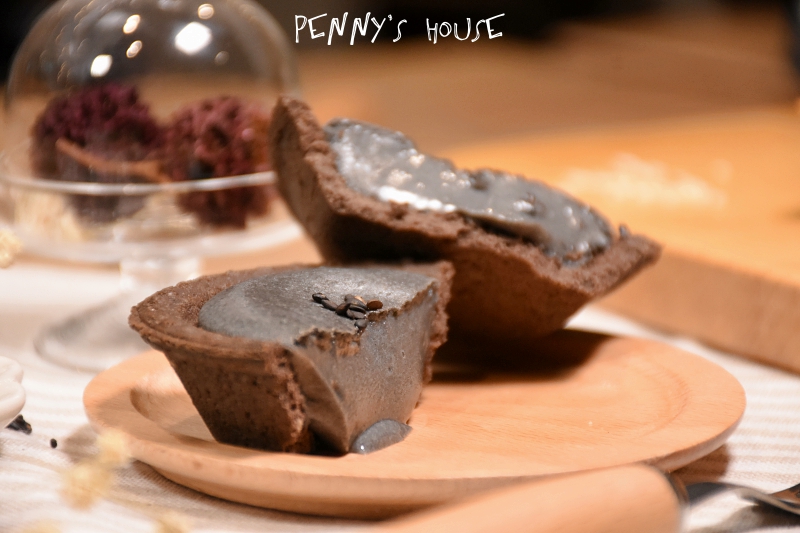 【中壢甜點】安普蕾修起士塔新口味!! 10/2~10/8 黑白胡麻系列第二盒半價 - 中壢大江購物中心