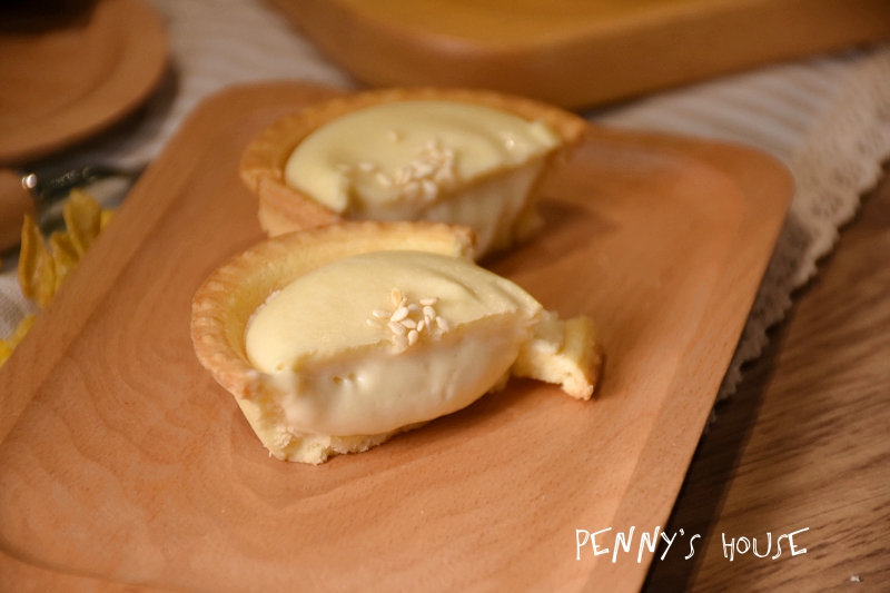 【中壢甜點】安普蕾修起士塔新口味!! 10/2~10/8 黑白胡麻系列第二盒半價 - 中壢大江購物中心