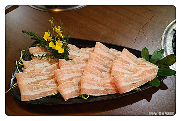 【台北美食】喜園風味涮涮鍋忠孝東路店 ~ 超值雙人特餐大啖無骨牛小排、8種海鮮、松阪豬❤甜點、冰淇淋無限吃到飽/捷運美食 - 捷運後山碑站