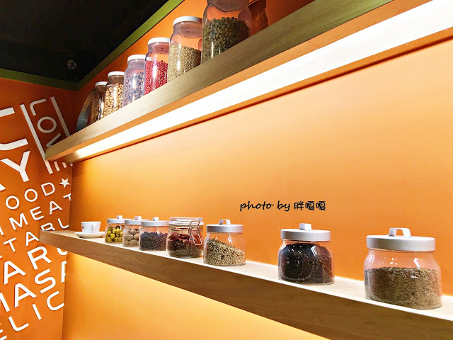 【台中 南屯】魔法咖哩Magic curry~~可以免費續飯、續咖哩醬，根本就是大胃王的天堂，咖哩口味也不少，還有神秘的黑咖哩哦~~