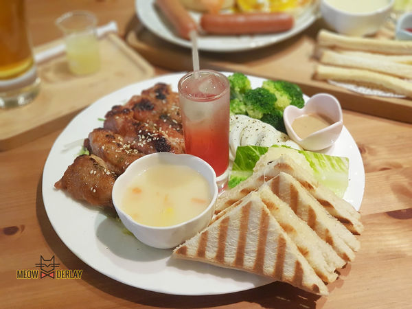 板橋美食『Ona.Rina Icing歐娜。瑞娜早午餐』｜P M E& Wilton 蛋糕裝飾認證教室｜飽到嫑嫑的早午餐｜cp值超高｜煙燻鮭魚班尼迪克｜歐娜招牌烤雞腿