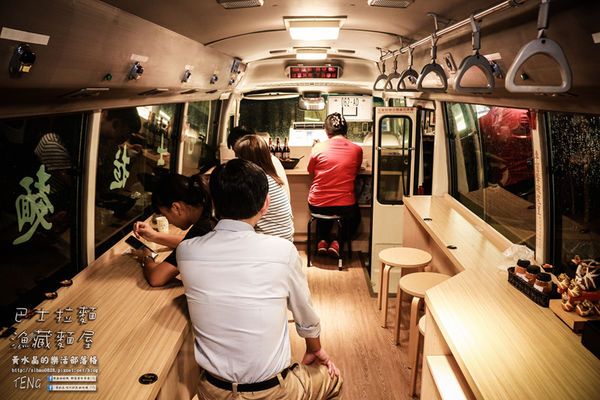 逢甲巴士拉麵-漁藏|台中市西屯區逢甲夜市特色日式拉麵餐廳;巴士來了,趕快上車吃拉麵吧!肉超多,超大塊的啦!