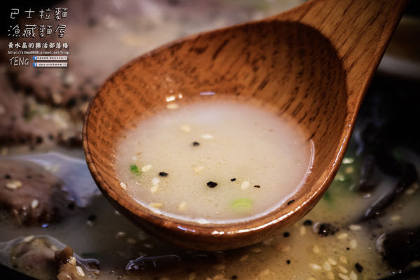 逢甲巴士拉麵-漁藏|台中市西屯區逢甲夜市特色日式拉麵餐廳;巴士來了,趕快上車吃拉麵吧!肉超多,超大塊的啦!