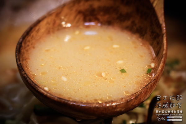 逢甲巴士拉麵-漁藏|台中市西屯區逢甲夜市特色日式拉麵餐廳;巴士來了,趕快上車吃拉麵吧!肉超多,超大塊的啦!