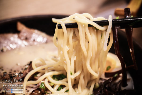 逢甲巴士拉麵-漁藏|台中市西屯區逢甲夜市特色日式拉麵餐廳;巴士來了,趕快上車吃拉麵吧!肉超多,超大塊的啦!