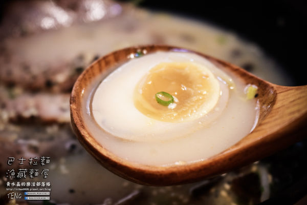 逢甲巴士拉麵-漁藏|台中市西屯區逢甲夜市特色日式拉麵餐廳;巴士來了,趕快上車吃拉麵吧!肉超多,超大塊的啦!