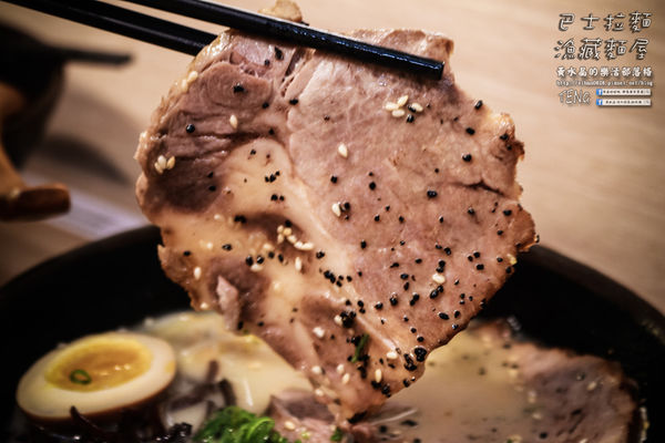 逢甲巴士拉麵-漁藏|台中市西屯區逢甲夜市特色日式拉麵餐廳;巴士來了,趕快上車吃拉麵吧!肉超多,超大塊的啦!