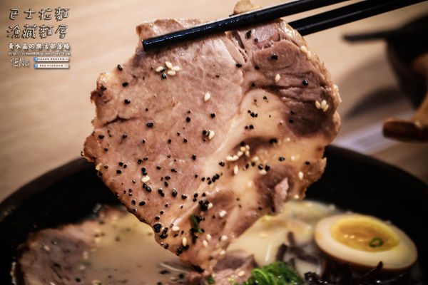 逢甲巴士拉麵-漁藏|台中市西屯區逢甲夜市特色日式拉麵餐廳;巴士來了,趕快上車吃拉麵吧!肉超多,超大塊的啦!