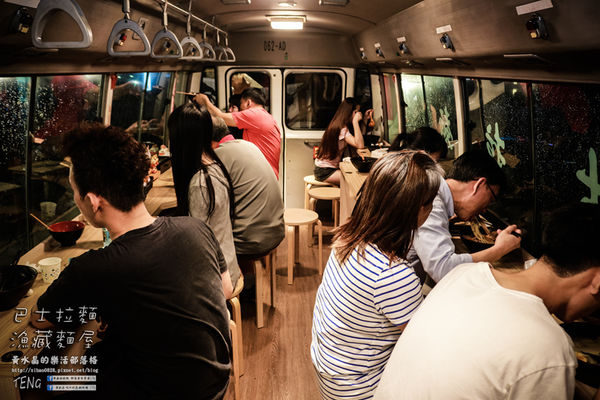 逢甲巴士拉麵-漁藏|台中市西屯區逢甲夜市特色日式拉麵餐廳;巴士來了,趕快上車吃拉麵吧!肉超多,超大塊的啦!
