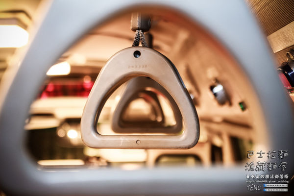 逢甲巴士拉麵-漁藏|台中市西屯區逢甲夜市特色日式拉麵餐廳;巴士來了,趕快上車吃拉麵吧!肉超多,超大塊的啦!