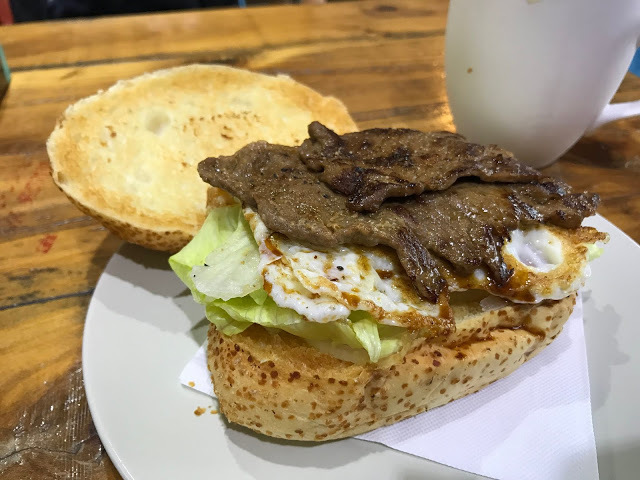 [食記] 新竹 Yoshi有樹早餐。香煎豬肉堡。吃一口就能體會為何總是大排長龍!