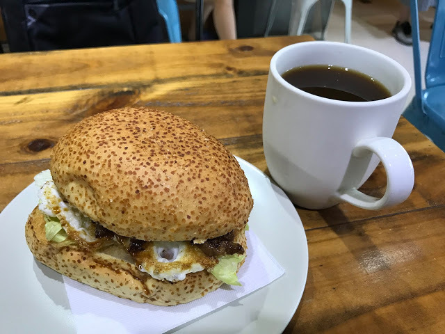 [食記] 新竹 Yoshi有樹早餐。香煎豬肉堡。吃一口就能體會為何總是大排長龍!