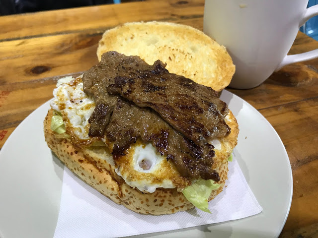 [食記] 新竹 Yoshi有樹早餐。香煎豬肉堡。吃一口就能體會為何總是大排長龍!