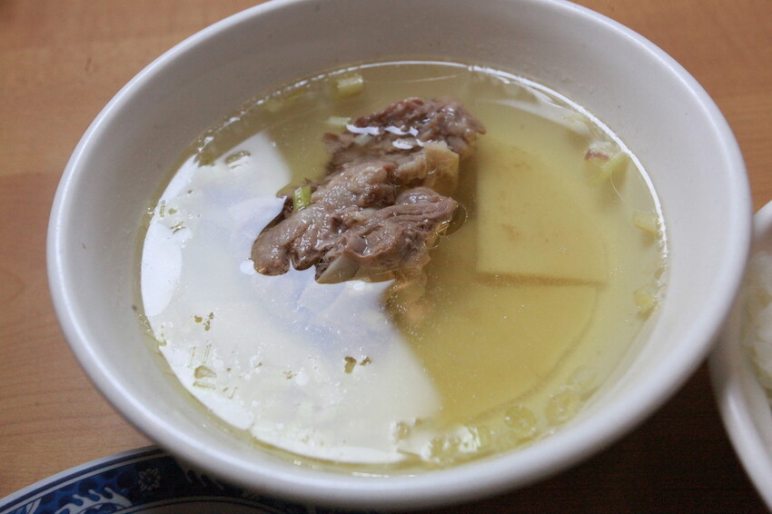 台中市大里區吃。高雄美食｜彌陀區。「老家肉燥飯-彌陀總店」罕見傳承四代超過80年老字號肉燥飯，每天僅營業4小時經常提