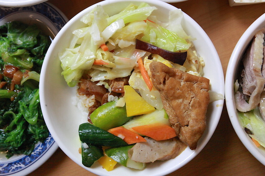 台中市大里區吃。高雄美食｜彌陀區。「老家肉燥飯-彌陀總店」罕見傳承四代超過80年老字號肉燥飯，每天僅營業4小時經常提