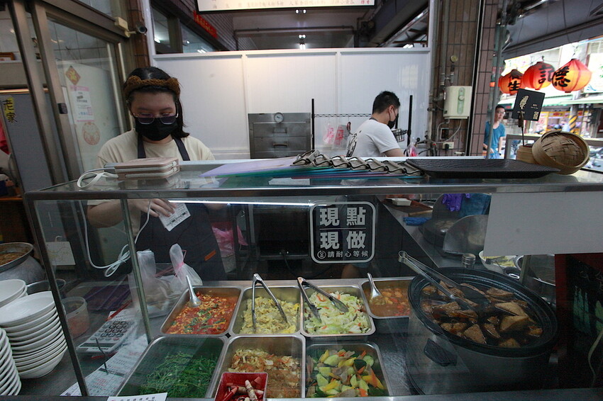 台中市大里區吃。高雄美食｜彌陀區。「老家肉燥飯-彌陀總店」罕見傳承四代超過80年老字號肉燥飯，每天僅營業4小時經常提