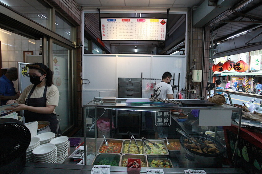 台中市大里區吃。高雄美食｜彌陀區。「老家肉燥飯-彌陀總店」罕見傳承四代超過80年老字號肉燥飯，每天僅營業4小時經常提