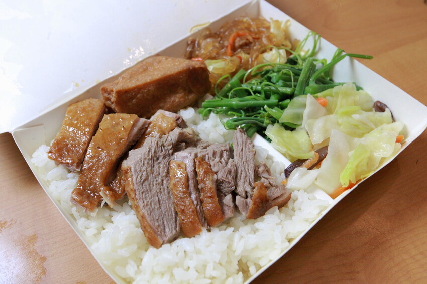 台中市大里區吃。高雄美食｜彌陀區。「老家肉燥飯-彌陀總店」罕見傳承四代超過80年老字號肉燥飯，每天僅營業4小時經常提