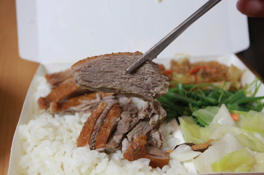 台中市大里區吃。高雄美食｜彌陀區。「老家肉燥飯-彌陀總店」罕見傳承四代超過80年老字號肉燥飯，每天僅營業4小時經常提