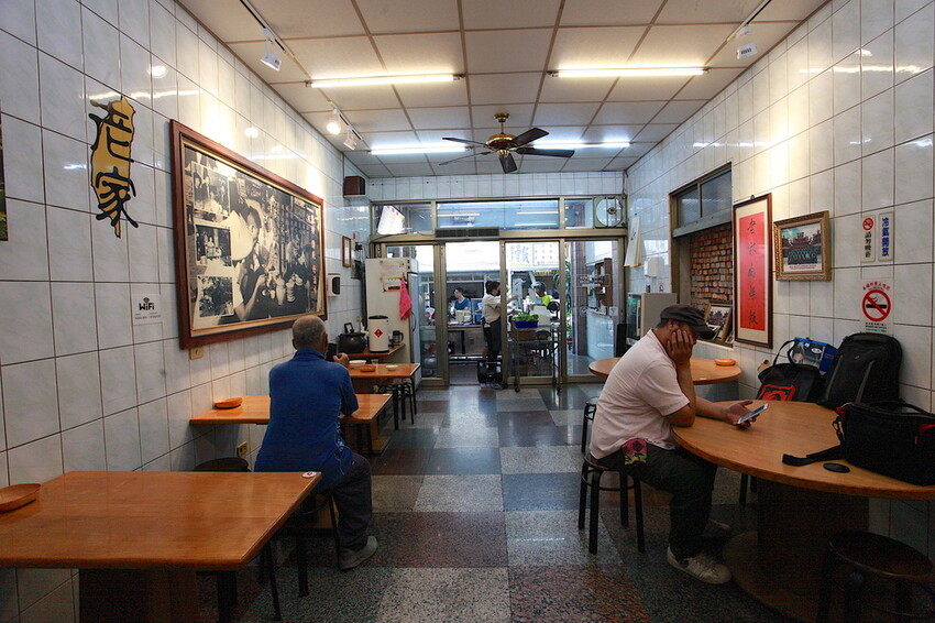 台中市大里區吃。高雄美食｜彌陀區。「老家肉燥飯-彌陀總店」罕見傳承四代超過80年老字號肉燥飯，每天僅營業4小時經常提