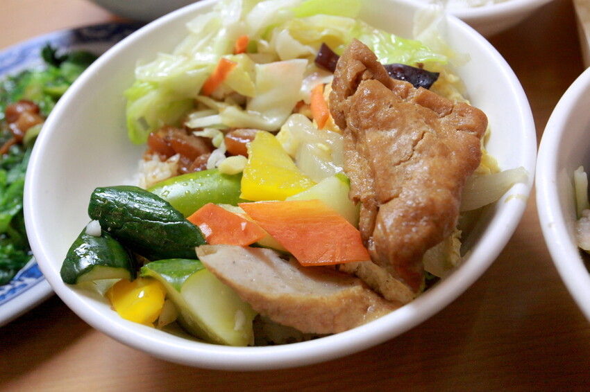 台中市大里區吃。高雄美食｜彌陀區。「老家肉燥飯-彌陀總店」罕見傳承四代超過80年老字號肉燥飯，每天僅營業4小時經常提