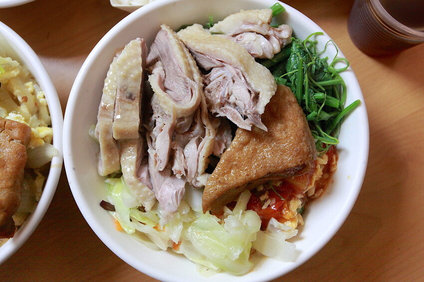 台中市大里區吃。高雄美食｜彌陀區。「老家肉燥飯-彌陀總店」罕見傳承四代超過80年老字號肉燥飯，每天僅營業4小時經常提