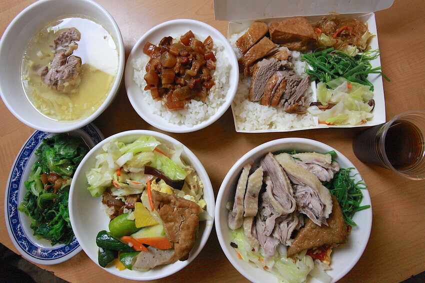 台中市大里區吃。高雄美食｜彌陀區。「老家肉燥飯-彌陀總店」罕見傳承四代超過80年老字號肉燥飯，每天僅營業4小時經常提