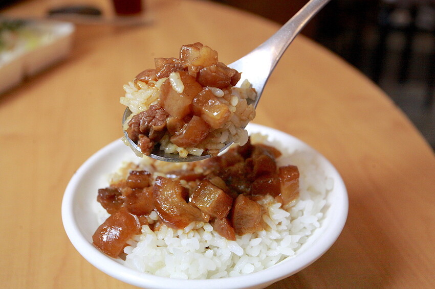 台中市大里區吃。高雄美食｜彌陀區。「老家肉燥飯-彌陀總店」罕見傳承四代超過80年老字號肉燥飯，每天僅營業4小時經常提