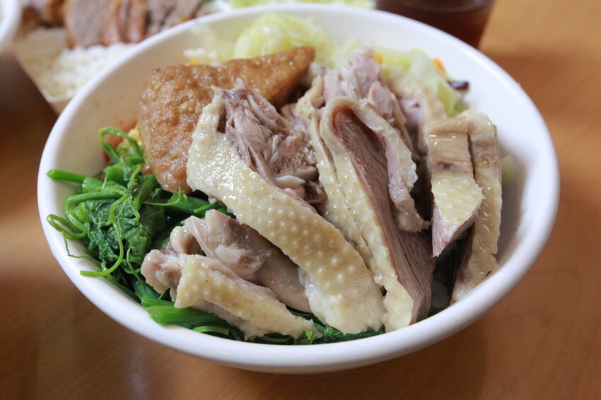 台中市大里區吃。高雄美食｜彌陀區。「老家肉燥飯-彌陀總店」罕見傳承四代超過80年老字號肉燥飯，每天僅營業4小時經常提