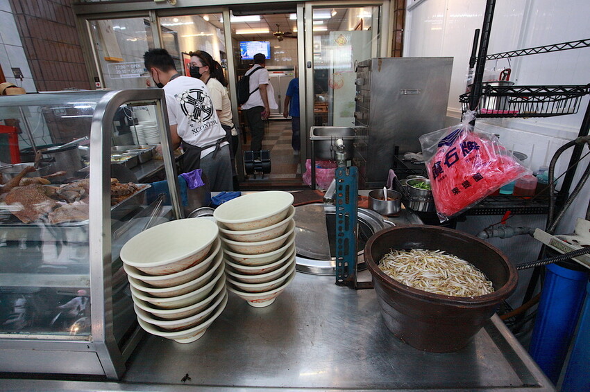 台中市大里區吃。高雄美食｜彌陀區。「老家肉燥飯-彌陀總店」罕見傳承四代超過80年老字號肉燥飯，每天僅營業4小時經常提