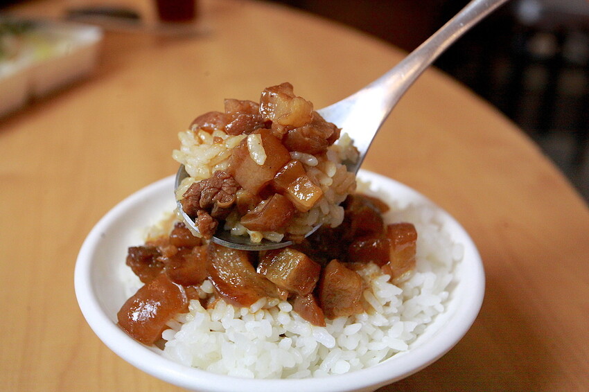 台中市大里區吃。高雄美食｜彌陀區。「老家肉燥飯-彌陀總店」罕見傳承四代超過80年老字號肉燥飯，每天僅營業4小時經常提