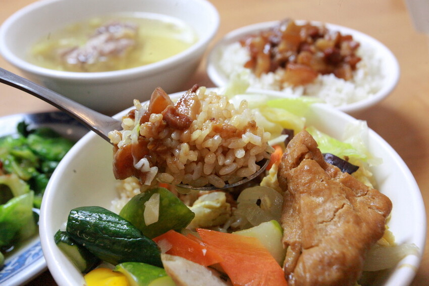 台中市大里區吃。高雄美食｜彌陀區。「老家肉燥飯-彌陀總店」罕見傳承四代超過80年老字號肉燥飯，每天僅營業4小時經常提
