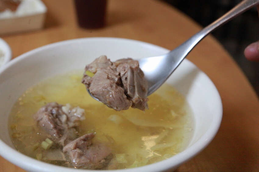 台中市大里區吃。高雄美食｜彌陀區。「老家肉燥飯-彌陀總店」罕見傳承四代超過80年老字號肉燥飯，每天僅營業4小時經常提