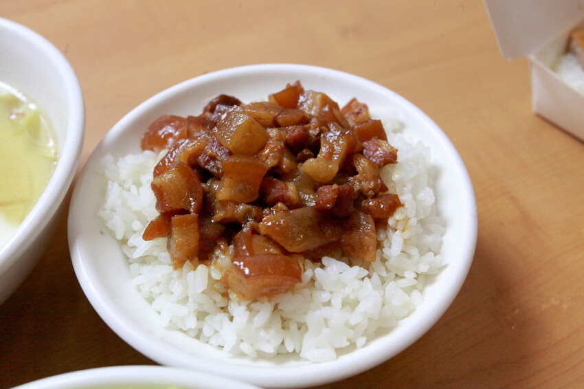 台中市大里區吃。高雄美食｜彌陀區。「老家肉燥飯-彌陀總店」罕見傳承四代超過80年老字號肉燥飯，每天僅營業4小時經常提