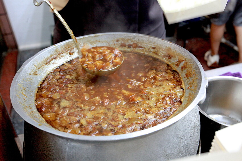 台中市大里區吃。高雄美食｜彌陀區。「老家肉燥飯-彌陀總店」罕見傳承四代超過80年老字號肉燥飯，每天僅營業4小時經常提