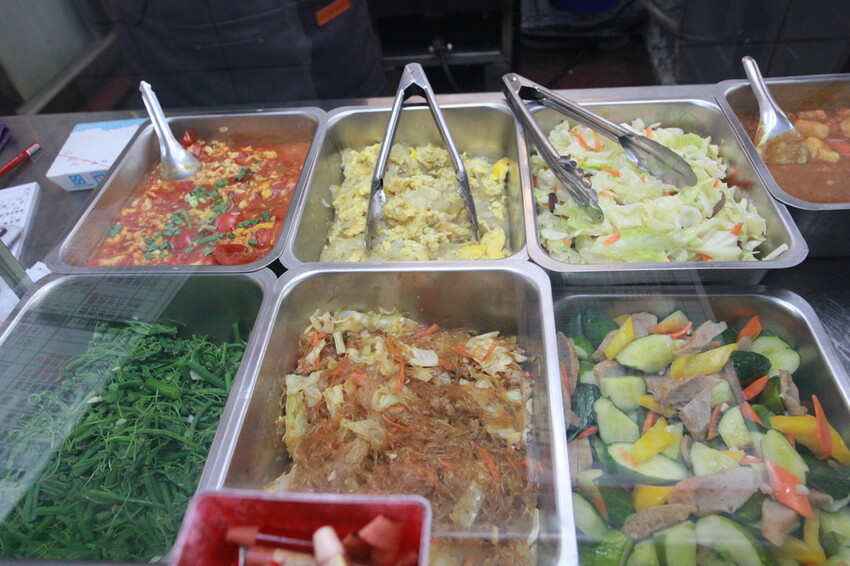 台中市大里區吃。高雄美食｜彌陀區。「老家肉燥飯-彌陀總店」罕見傳承四代超過80年老字號肉燥飯，每天僅營業4小時經常提