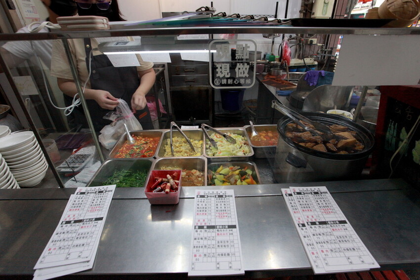 台中市大里區吃。高雄美食｜彌陀區。「老家肉燥飯-彌陀總店」罕見傳承四代超過80年老字號肉燥飯，每天僅營業4小時經常提