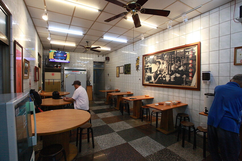 台中市大里區吃。高雄美食｜彌陀區。「老家肉燥飯-彌陀總店」罕見傳承四代超過80年老字號肉燥飯，每天僅營業4小時經常提
