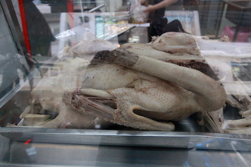 台中市大里區吃。高雄美食｜彌陀區。「老家肉燥飯-彌陀總店」罕見傳承四代超過80年老字號肉燥飯，每天僅營業4小時經常提