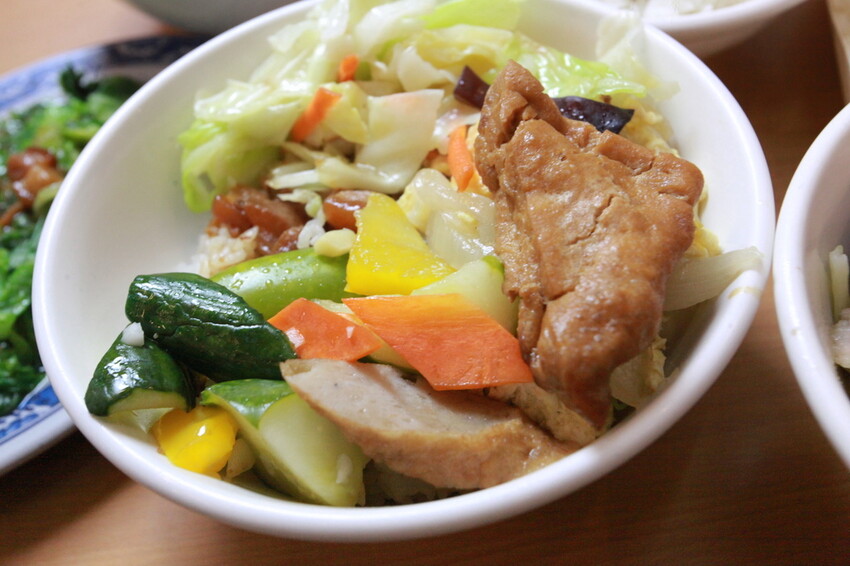 台中市大里區吃。高雄美食｜彌陀區。「老家肉燥飯-彌陀總店」罕見傳承四代超過80年老字號肉燥飯，每天僅營業4小時經常提