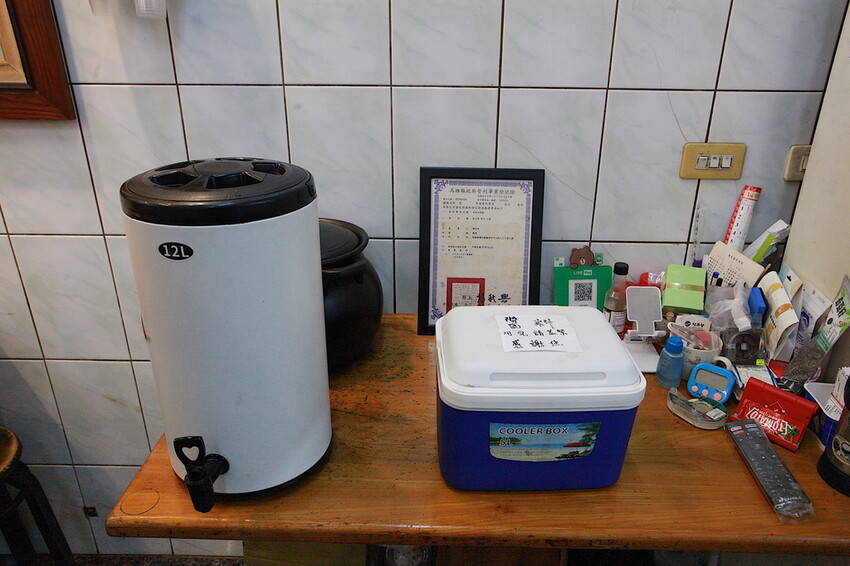 台中市大里區吃。高雄美食｜彌陀區。「老家肉燥飯-彌陀總店」罕見傳承四代超過80年老字號肉燥飯，每天僅營業4小時經常提