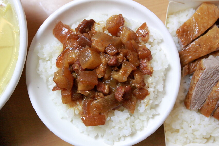 台中市大里區吃。高雄美食｜彌陀區。「老家肉燥飯-彌陀總店」罕見傳承四代超過80年老字號肉燥飯，每天僅營業4小時經常提